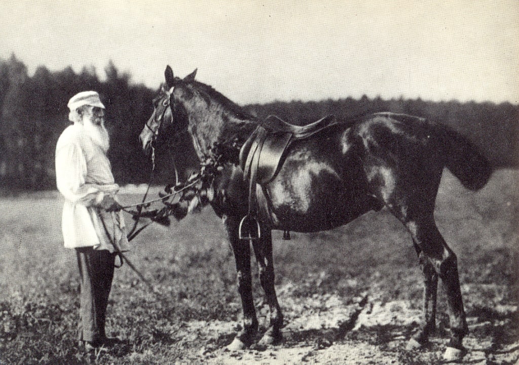 1908-YAsnaya-Polyana.-L.-N.-Tolstoy-s-lyubimyim-konem-Delirom