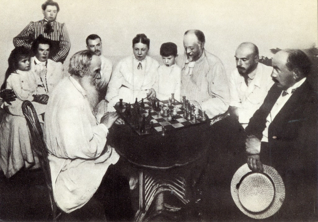 1908-god-YAsnaya-Polyana.-L.-N.-Tolstoy-igraet-v-shahmatyi-s-M.-S.-Suhotinyim