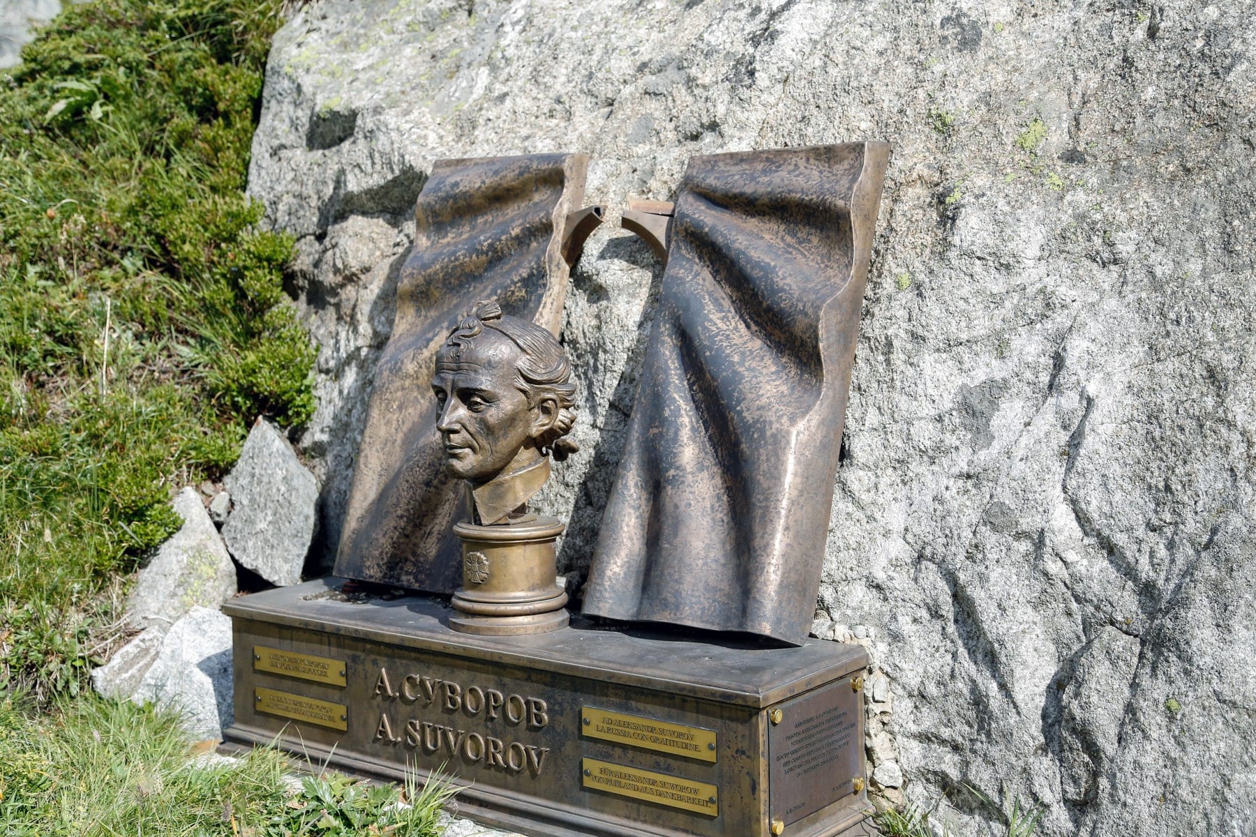 Byust-Suvorova-na-perevale-Sen-Gotard-SHveytsariya