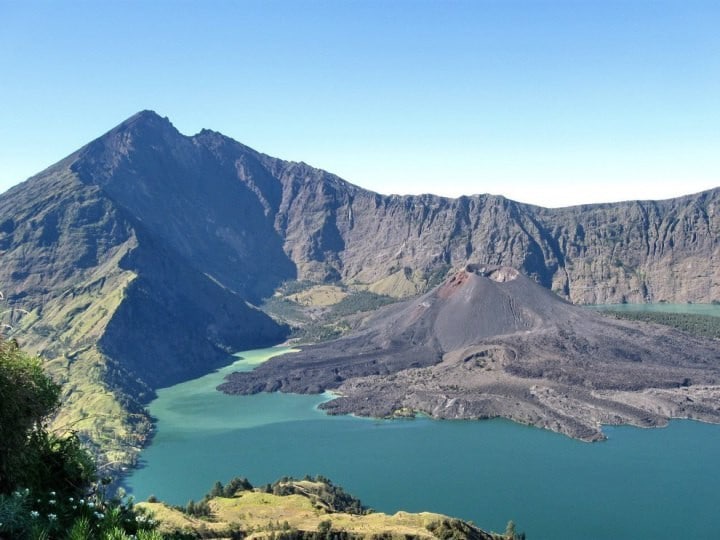 Deystvuyushhiy-vulkan-na-ostrove-Lombok