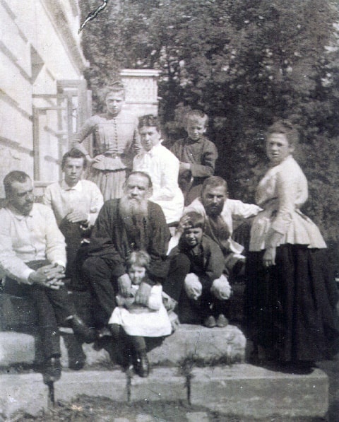 Foto-Lev-Tolstoy-s-zhenoy-i-detmi