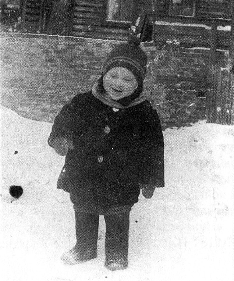 Foto-Vyisotskiy-v-detstve-1940.-Vo-dvore-doma-----126-na-1-y-Meshhanskoy-v-Moskve