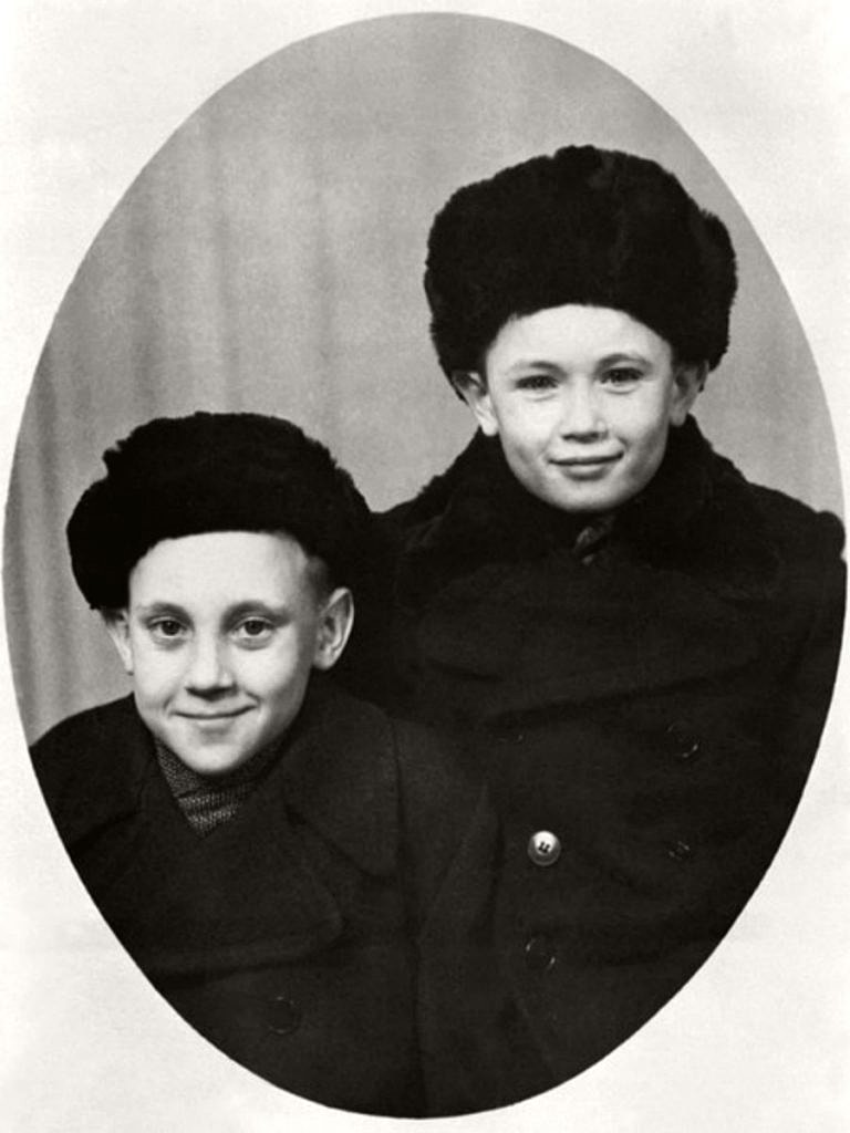 Foto-Vyisotskiy-v-detstve-1948.-Volodya-Vyisotskiy-s-Igorem-Zernovyim