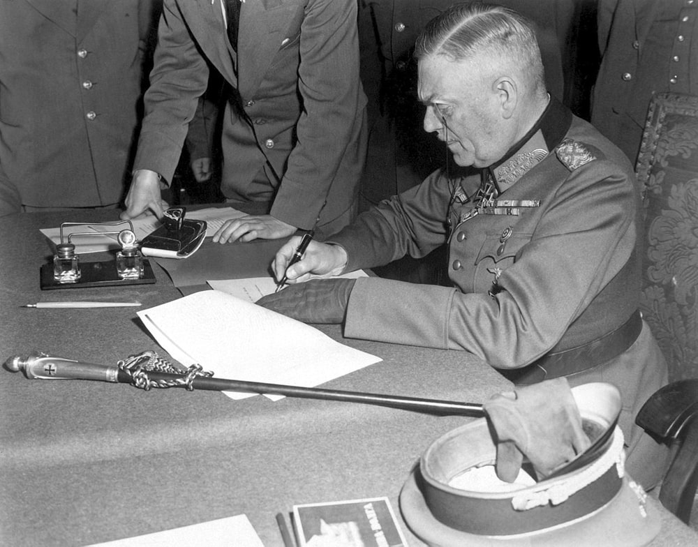 General-feldmarshal-Keytel-podpisyivaet-akt-o-bezogovorochnoy-kapitulyatsii