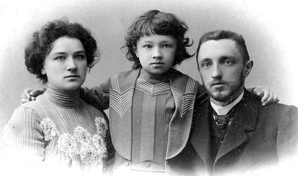 Ivan-SHmelev-s-zhenoy-Olgoy-i-syinom-Sergeem