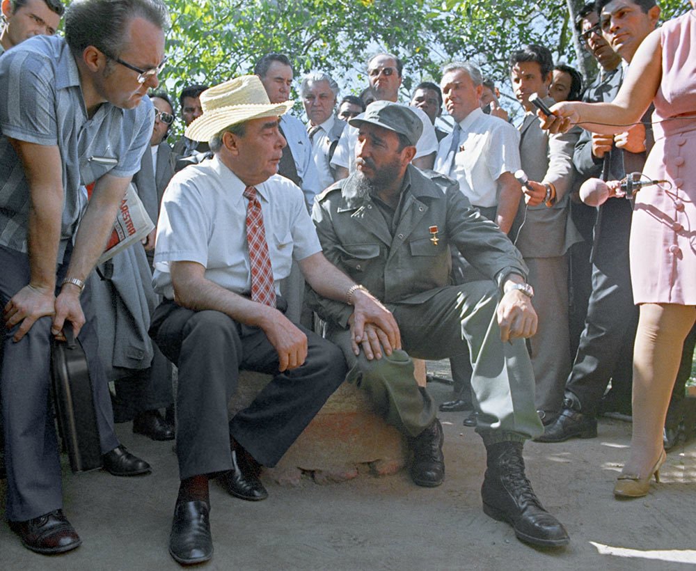Leonid-Brezhnev-i-Fidel-Kastro