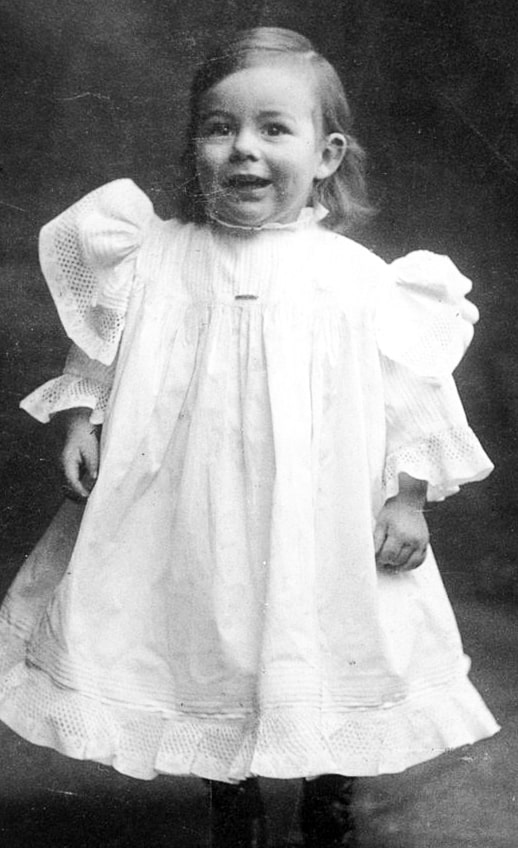 Mama-odevala-E`rnesta-Hemingue`ya-kak-devochku