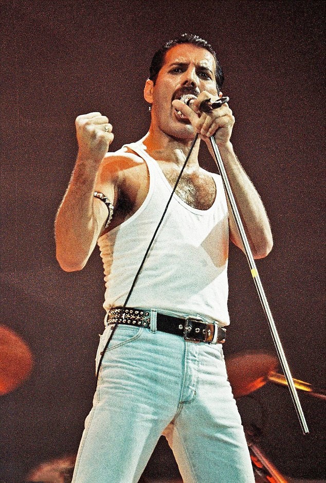 Na-stsene-stadiona-Ue`mbli-vo-vremya-kontserta-Live-Aid-London-13-iyulya-1985-g