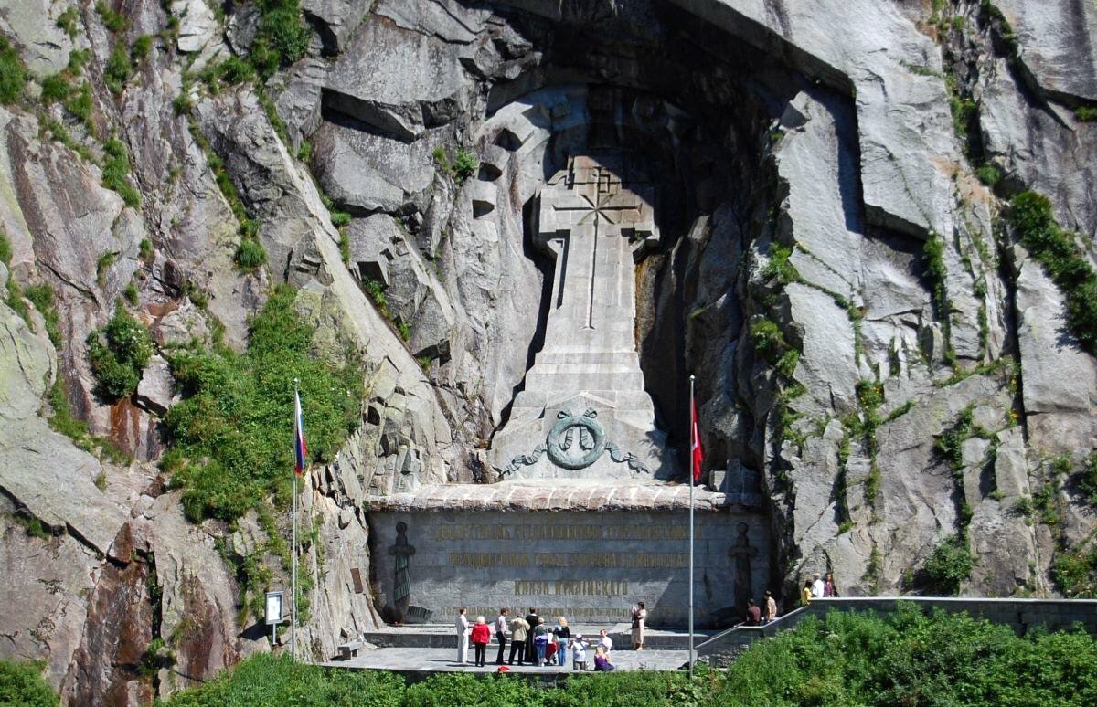 Pamyatnik-Suvorovu-v-shveytsarskih-Alpah