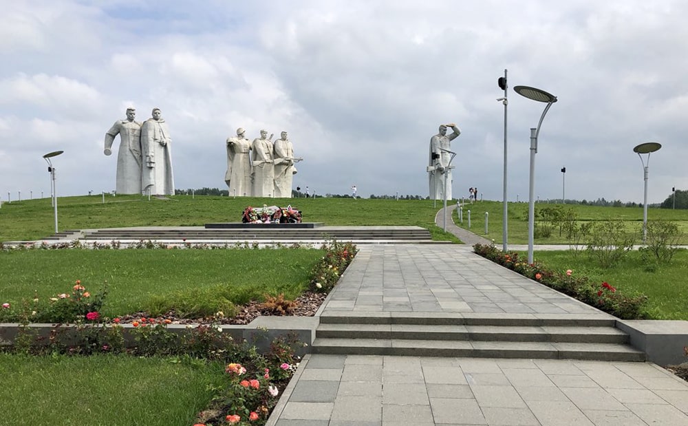 Pamyatnik-geroyam-panfilovtsam-v-Dubosekovo