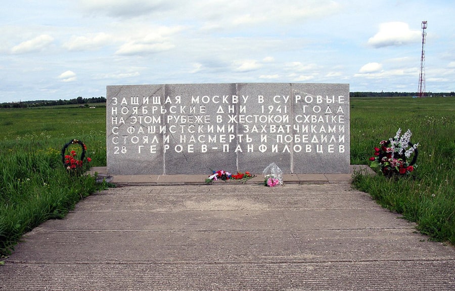 Podvig-Panfilovtsev-Granitnaya-plita-na-memoriale-v-Dubosekovo