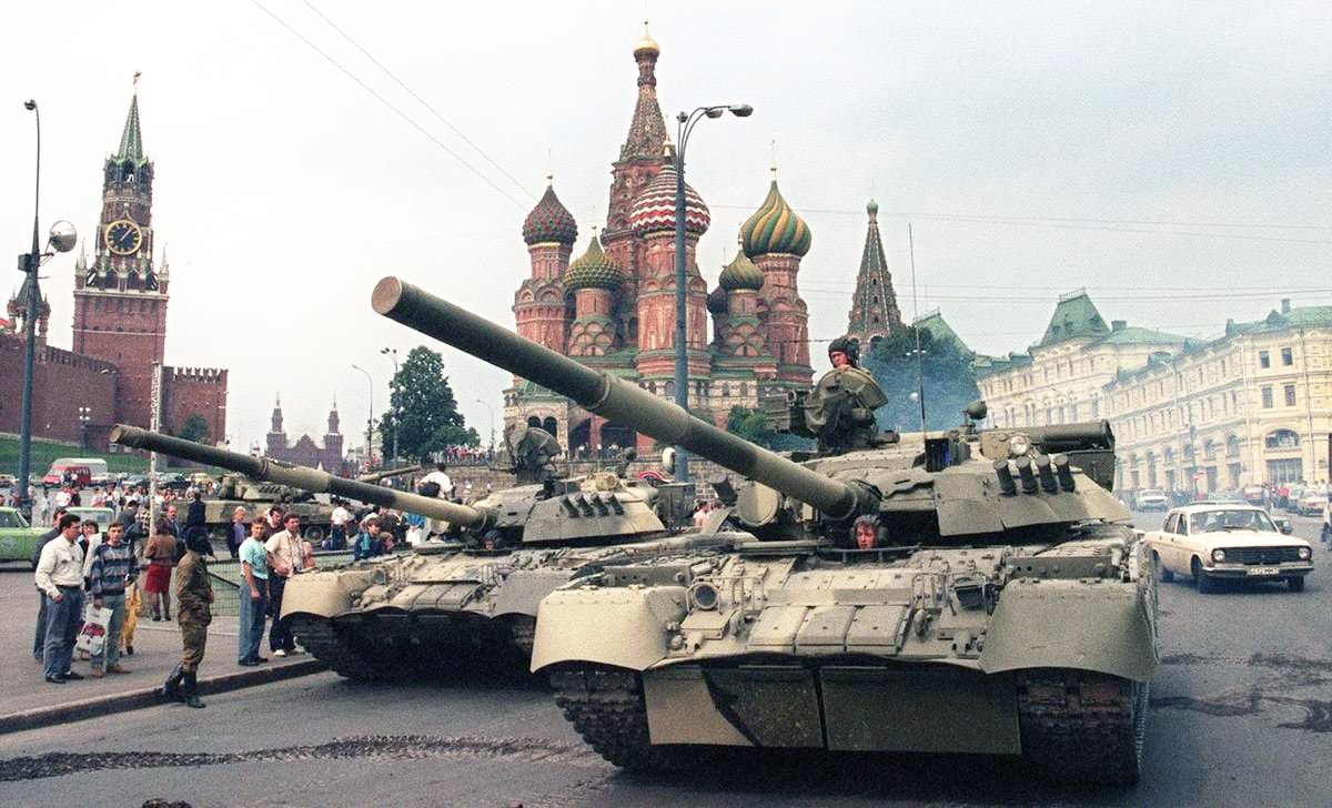 Tanki-sovetskoy-armii-u-Spasskih-vorot-posle-putcha-19-avgusta-1991-goda