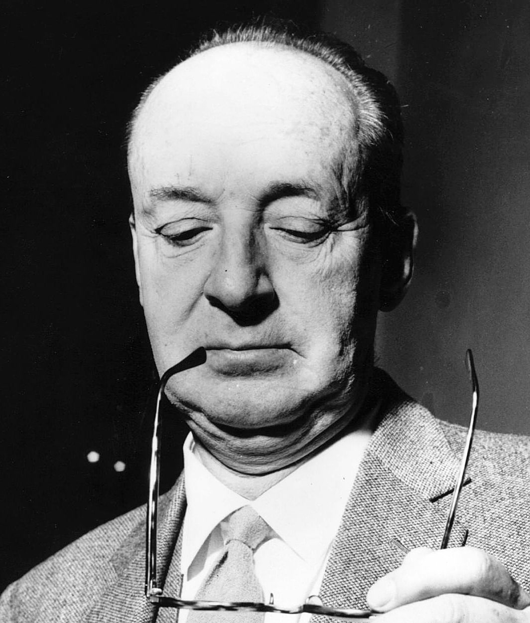 Vladimir-Nabokov-chitaet-lektsiyu