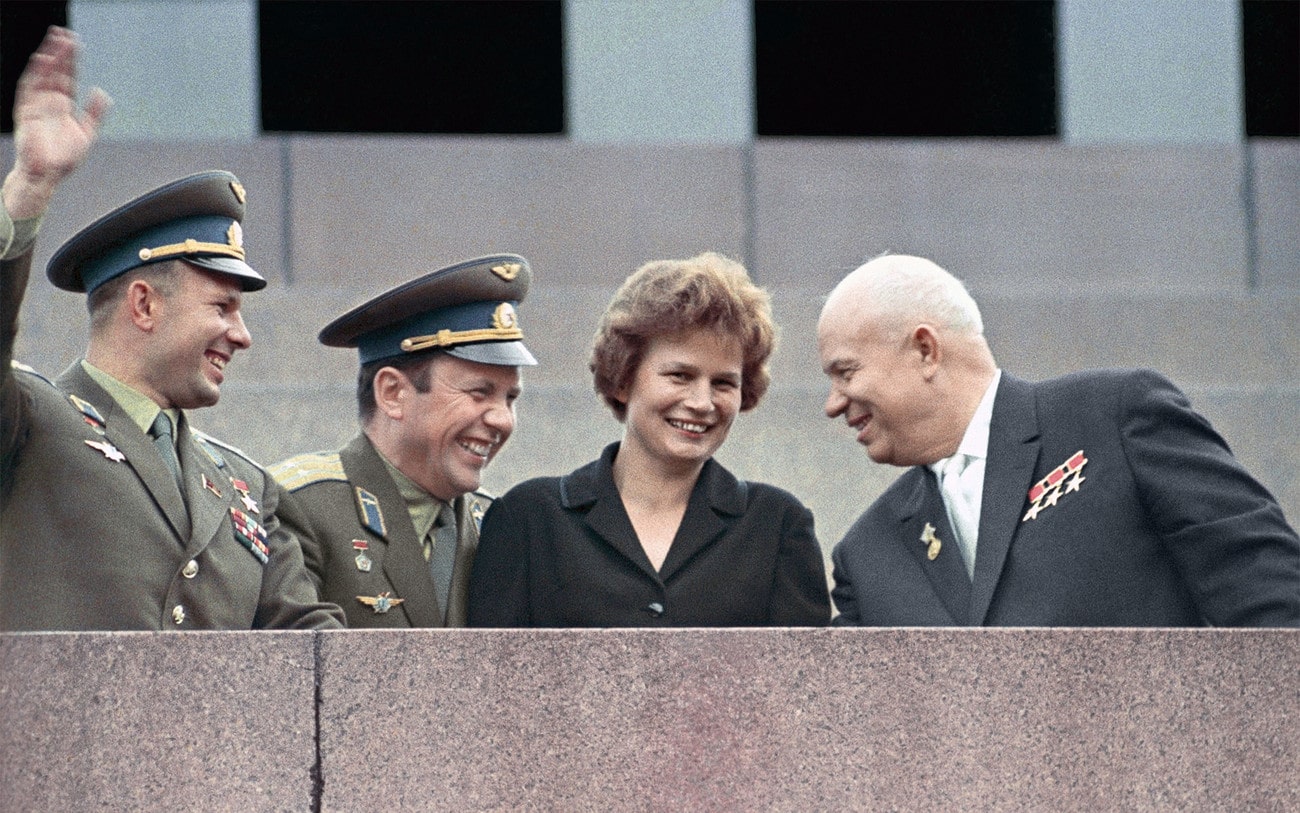 YUriy-Gagarin-Pavel-Popovich-Valentina-Tereshkova-i-Nikita-Hrushhyov-1963