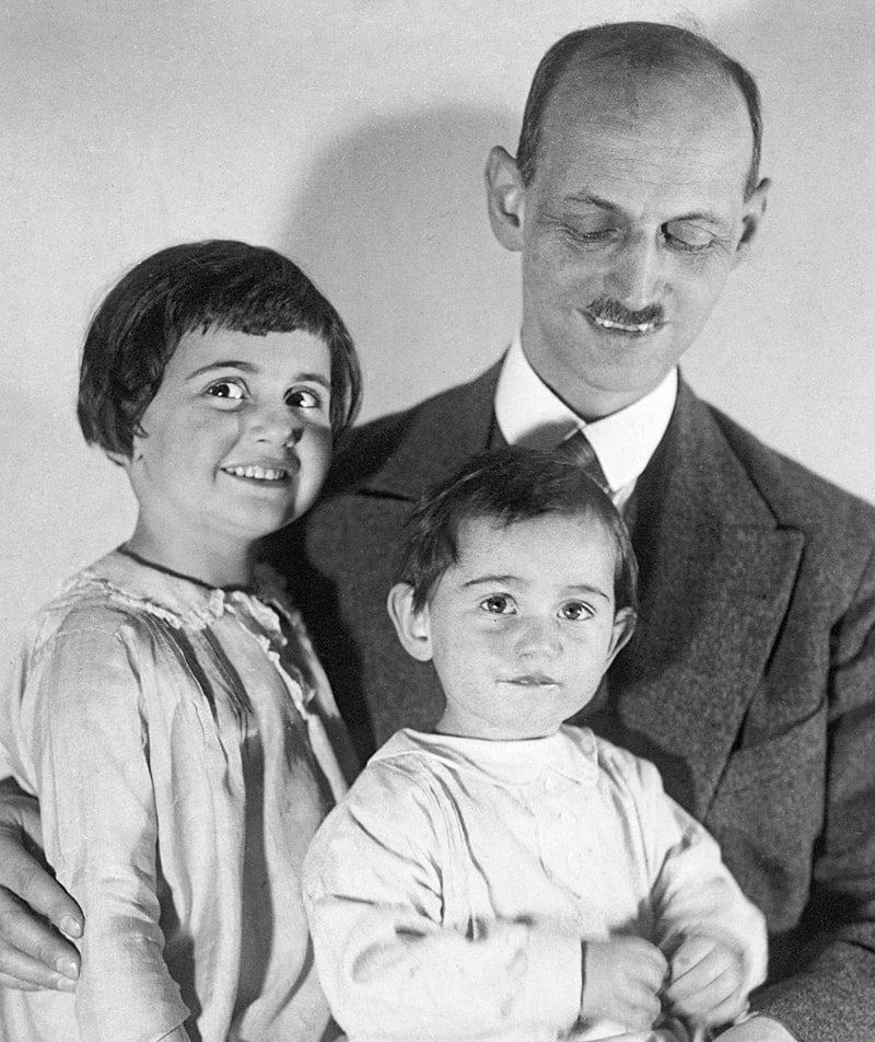 anna-frank-s-otczom-i-sestroj