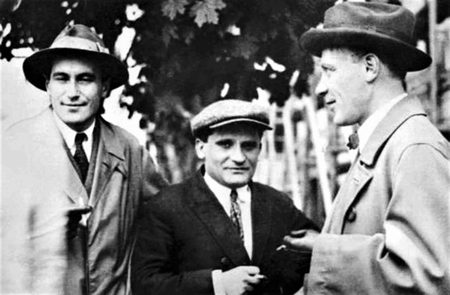 olesha-v-gruppe-s-valentinom-kataevym-i-mihailom-bulgakovym