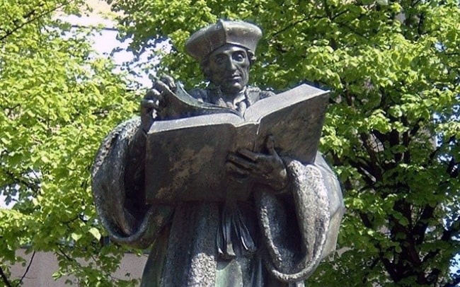pamyatnik-erazmu-rotterdamskomu