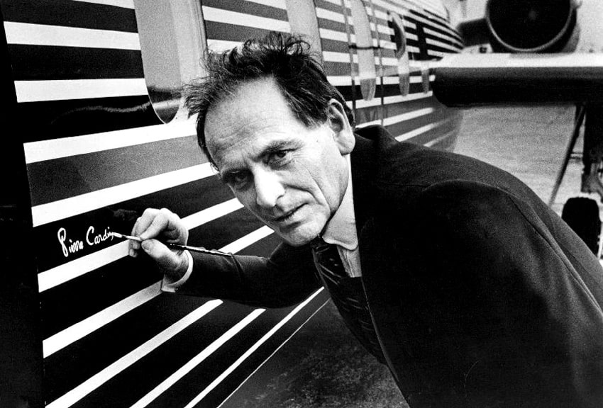 per-karden-ostavlyayushhij-avtograf-na-fyuzelyazhe-samolyota-sobstvennogo-dizajna