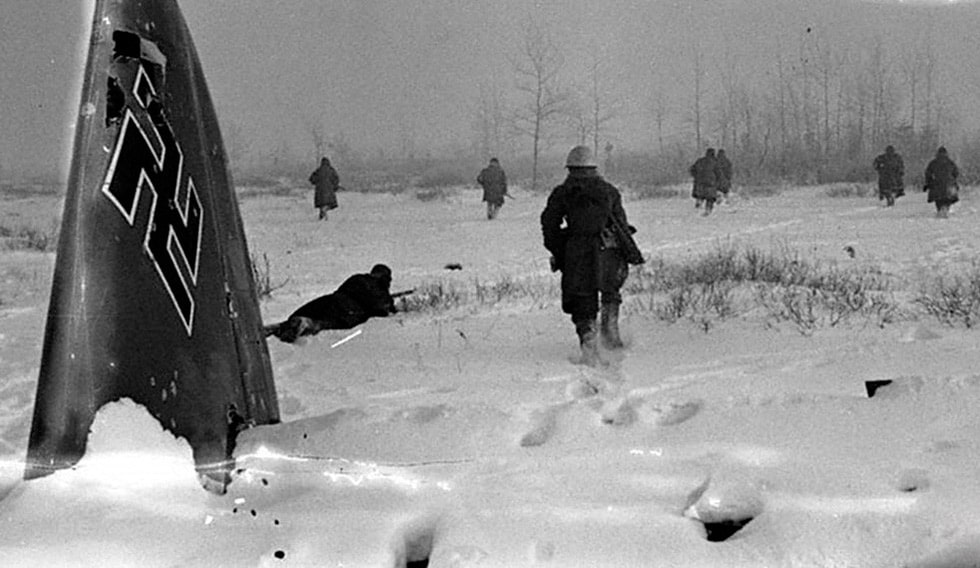peredvizhenie-nemeczkih-soldat-pod-blokadnym-leningradom