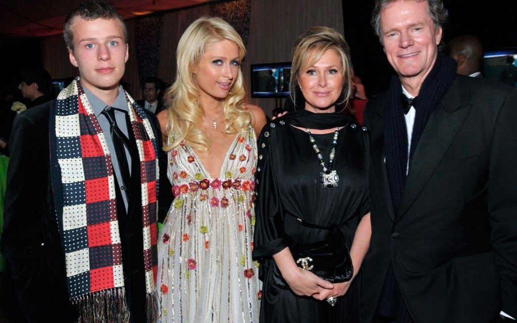 peris-hilton-s-roditelyami-i-bratom