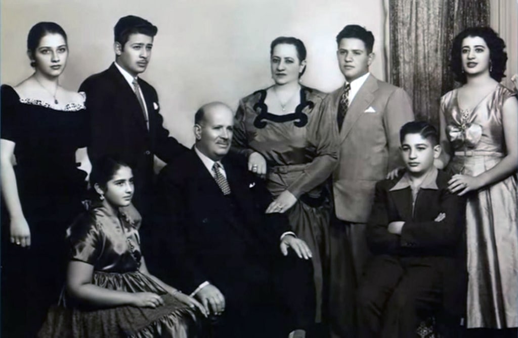semya-slim-elu-karlos-sidit-sprava
