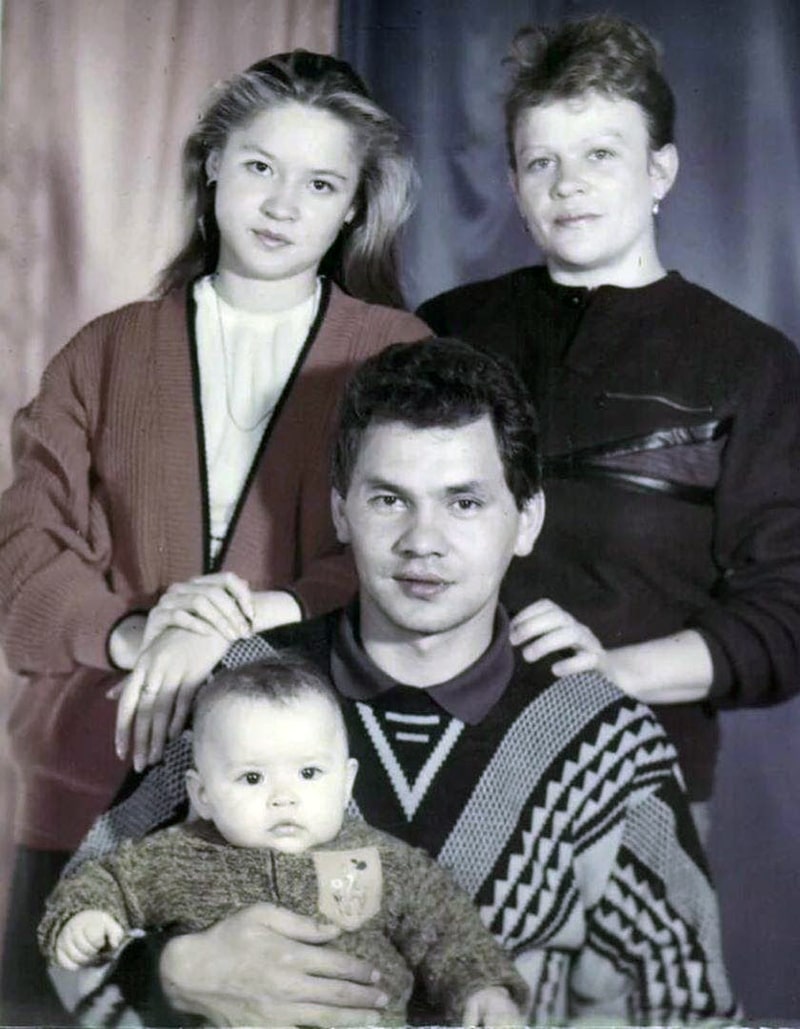 sergej-shojgu-s-zhenoj-irinoj-i-dvumya-dochermi