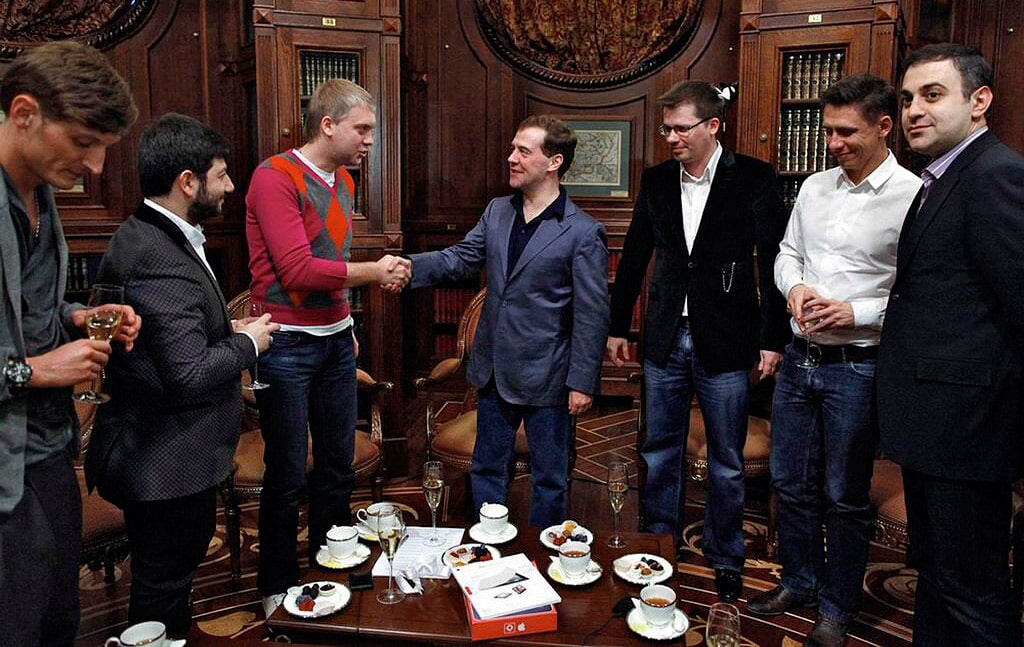 sergej-svetlakov-i-drugie-uchastniki-comedy-club-na-vstreche-s-dmitriem-medvedevym