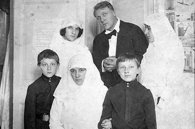 shalyapin-s-semyoj-v-voennom-gospitale