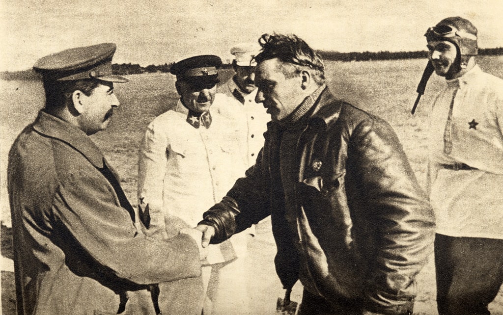 stalin-voroshilov-kaganovich-chkalov-i-belyakov-vstrecha-posle-perelyota-na-dalnij-vostok