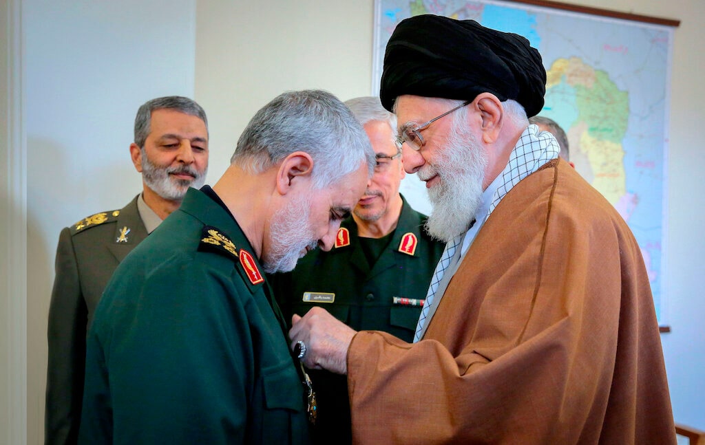 sulejmani-poluchaet-nagradu-ot-ali-hamenei