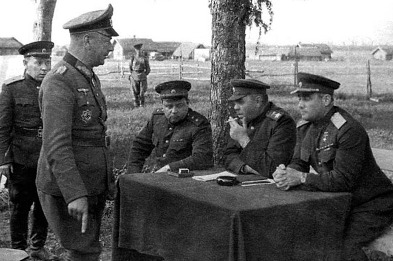 vasilevskij-prinimaet-kapitulyacziyu-general-majora-alfona-hittera-v-vitebske-v-1944