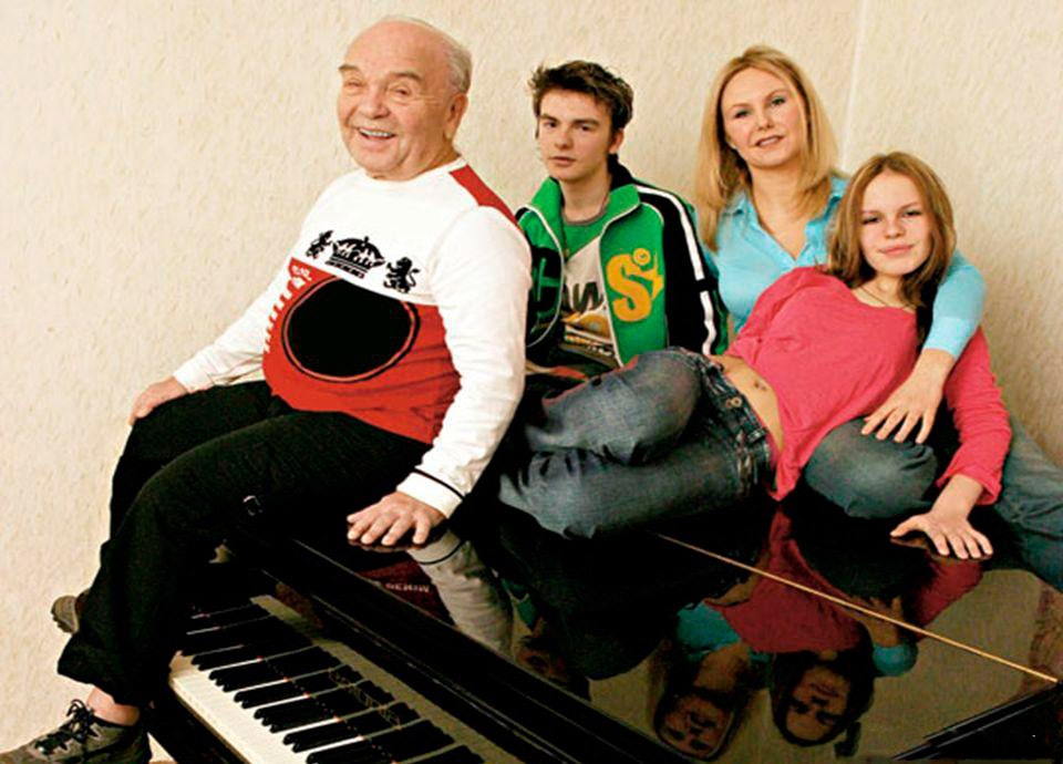 vladimir-shainskij-s-semej