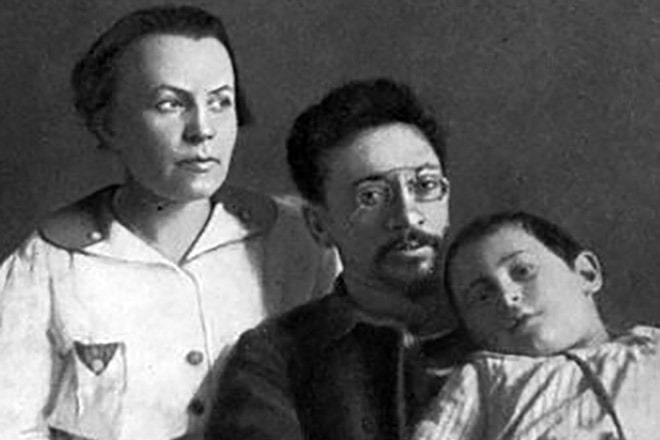 yakov-sverdlov-s-zhenoj-i-synom