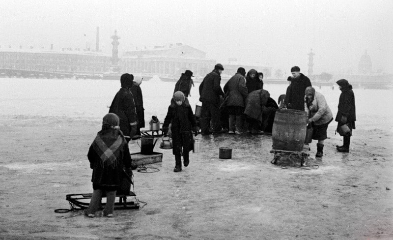 zhiteli-blokadnogo-leningrada-idut-na-nevu-za-vodoj