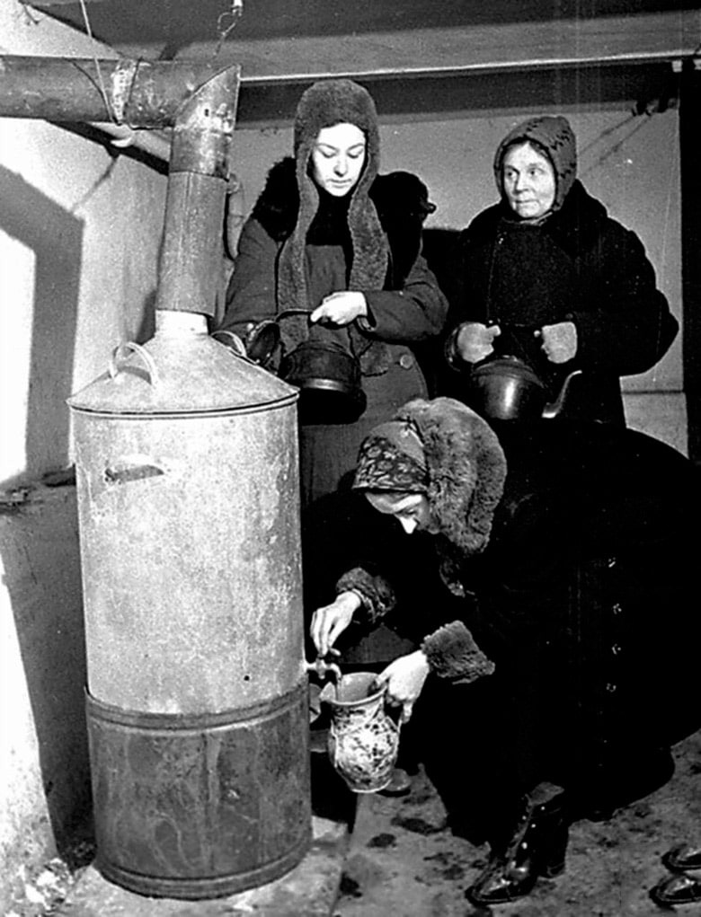 zhitelniczy-blokadnogo-leningrada-nabirayut-kipyatok-vo-vremya-nahozhdeniya-v-bomboubezhishhe.
